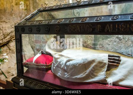 Leggiuno, Italia. Cadavere di beato Alberto Besozzi all'interno dell'Eremo di Santa Caterina del Sasso Foto Stock