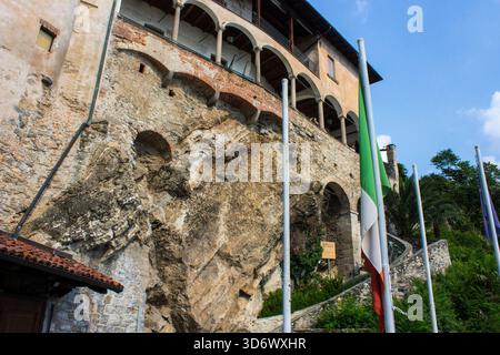 Leggiuno, Italia. L'Eremo di Santa Caterina del Sasso, un monastero cattolico sulla sponda orientale del Lago maggiore Foto Stock