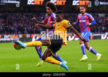 Wolverhampton, Regno Unito. 22 novembre 2025. Marshall Munetsi dei Wolverhampton Wanderers tira in porta durante la partita Wolverhampton Wanderers contro Crystal Palace Premier League al Molineux Stadium, Wolverhampton, Inghilterra il 22 novembre 2025 Credit: Ryan Crockett/Every Second Media Credit: Every Second Media/Alamy Live News Foto Stock