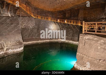 18 aprile 2025 Cracovia, Polonia. Lago salato sotterraneo nella miniera di sale vicino a Cracovia. Miniera di sale di Wieliczka Foto Stock