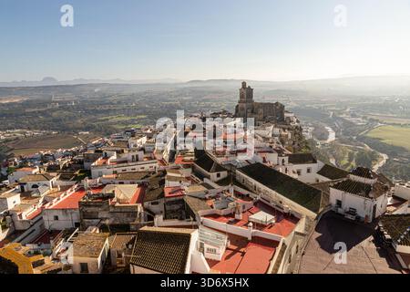 Arcos de la Frontera, Spagna. Vedute aeree dell'Iglesia de San Pedro (Chiesa di San Pietro), uno dei punti di riferimento della Città Vecchia Foto Stock
