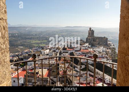 Arcos de la Frontera, Spagna. Vedute aeree dell'Iglesia de San Pedro (Chiesa di San Pietro), uno dei punti di riferimento della Città Vecchia Foto Stock