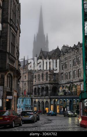 Victoria Street nella città di Edimburgo, Scozia, Regno Unito. Foto Stock