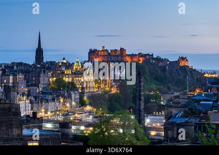 Città di Edimburgo al crepuscolo in Scozia, Regno Unito. Paesaggio urbano con vista sul castello di Edimburgo e il museo sul tumulo nella città vecchia. Foto Stock