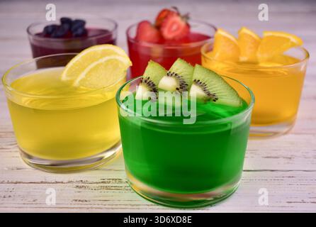 Varie gelatine in bicchieri. Dessert assortiti in gelatina fresca. Foto Stock