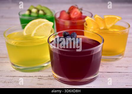 Varie gelatine in bicchieri. Dessert assortiti in gelatina fresca. Foto Stock