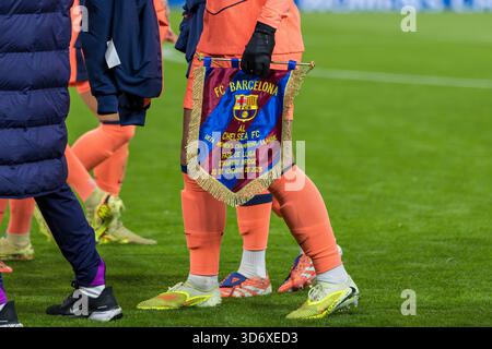 Londra, Regno Unito. 20 novembre 2025. Il pennant di Barcellona per la partita UEFA Women's Champions League contro Chelsea Women allo Stamford Bridge. Foto Stock