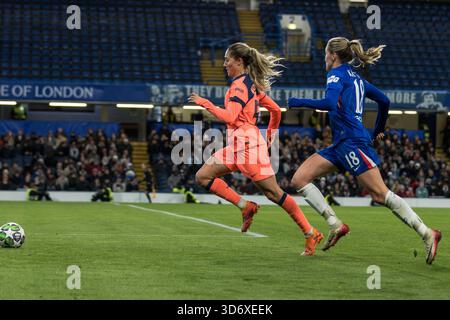 Londra, Regno Unito. 20 novembre 2025. Laia Aleixandri del FC Barcelona Women e Wieke Kaptein del Chelsea FC Women allo Stamford Bridge. Foto Stock