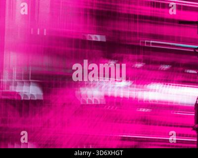 Sfondo rosa astratto che mostra tracce di luce verticali e orizzontali e sfocatura del movimento, creando un design futuristico e glitched con elementi mobili di dati digitali Foto Stock