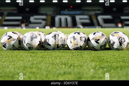 PAISLEY, SCOZIA - 22 NOVEMBRE: Una visione generale delle palle da partita allo SMiSA Stadium davanti a una partita della William Hill Premiership tra St Mirren e Celtic allo SMiSA Stadium, il 22 novembre 2025, a Paisley, in Scozia. (Foto di Paul Byars / Alamy Live News) Foto Stock