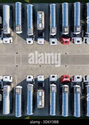 Flotta di autocarri con rimorchi cisterna. Vista aerea. Foto Stock