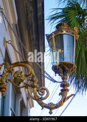 Lampada a gas decorata su un edificio nell'area del mercato cittadino di Charleston. Charleston, Carolina del Sud, Stati Uniti. Foto Stock