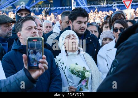 Marsiglia, Francia. 22 novembre 2025. Una marcia silenziosa in omaggio a Mehdi Kessaci, ucciso il 16 novembre in questa rotatoria di Marsiglia, ha riunito numerose figure politiche di tutto lo spettro politico. - 22/11/2025 - Francia/sud/Marsiglia - Gilles Bader/le Pictorium credito: LE PICTORIUM/Alamy Live News Foto Stock