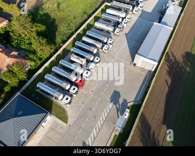 Flotta di autocarri con rimorchi cisterna. Foto Stock