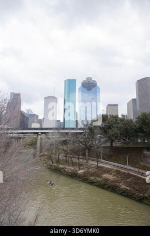 Gente che va in kayak su un fiume nel centro di Houston Foto Stock