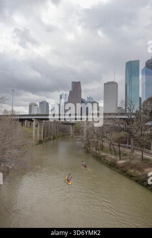 Gente che va in kayak su un fiume nel centro di Houston Foto Stock