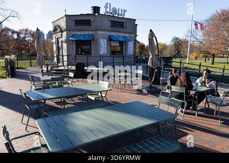 Caffè all'aperto con persone sedute ai tavoli del Boston Common Foto Stock