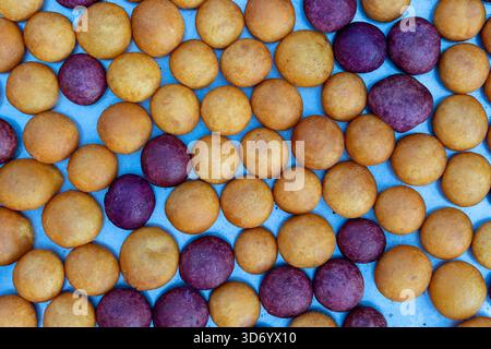 Le palle di riso al cocco e' un tradizionale dessert Tailandese fatto da farina di riso e latte di cocco al mercato degli alimenti di strada in Thailandia, da vicino Foto Stock