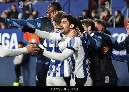 Pamplona, Spagna. 22 novembre 2025. Goncalo Guedes (Sociedad) calcio: Guedes festeggia con i giocatori della squadra dopo il suo gol durante la partita spagnola "la Liga EA Sports" tra CA Osasuna - Real Sociedad all'Estadio El Sadar di Pamplona, Spagna. Crediti: Mutsu Kawamori/AFLO/Alamy Live News Foto Stock