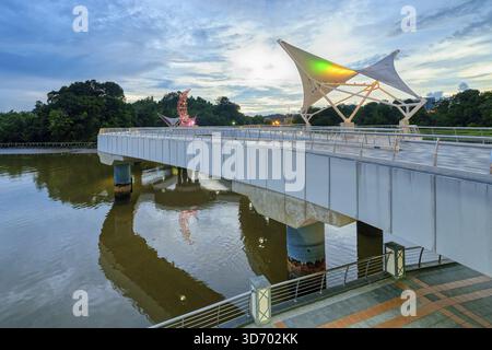 Ponte pedonale al tramonto nel complesso della moschea Masjid Omar Ali Saifuddien, Bandar seri Begawan, Brunei Foto Stock