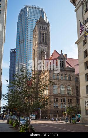 La storica torre del tribunale della contea di Allegheny contrasta con un moderno grattacielo nel centro di Pittsburgh, Pennsylvania. Foto Stock