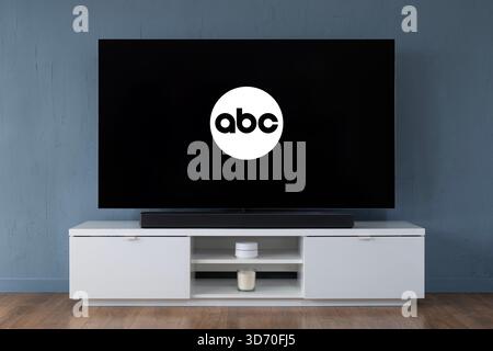Il logo ABC Network è visibile su un moderno televisore OLED widescreen. Foto Stock