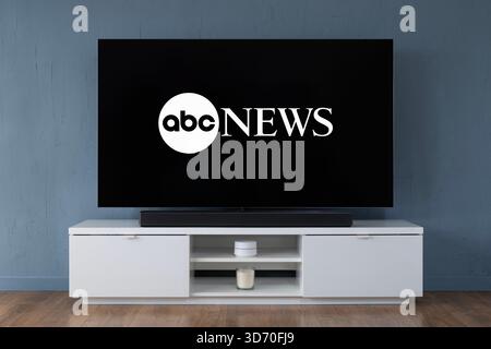 Il logo ABC News è visibile su un moderno televisore OLED widescreen. Foto Stock