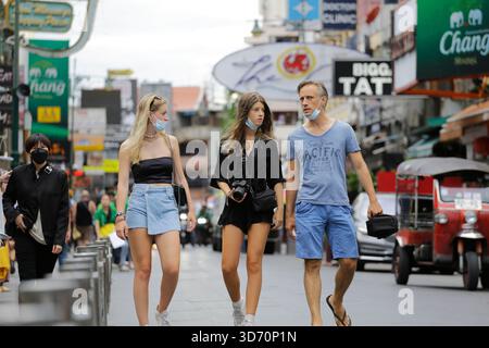 Bangkok, Thailandia - 22 luglio 2022: I turisti stranieri camminano lungo l'iconica via Khaosan. Foto Stock