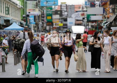 Bangkok, Thailandia - 22 luglio 2022: I turisti camminano lungo l'iconica via Khaosan. Foto Stock