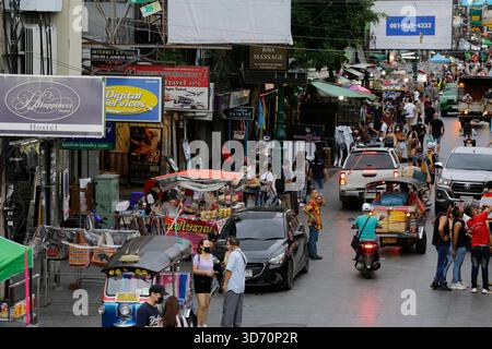 Bangkok, Thailandia - 22 luglio 2022: Le persone camminano lungo l'iconica via Khaosan. Foto Stock