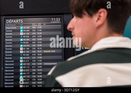 Aeroporto di Calgary, Alberta Canada-10.23.2025: Uomo che guarda il bordo di partenza dell'aeroporto Foto Stock