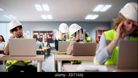 Riunione di gruppi di lavoratori diversi presso l'ufficio aziendale, studenti non motivati che dormono. Foto Stock