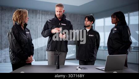 Security Team Trainer presenta la demo Flashlight Gear durante la riunione collaborativa Foto Stock
