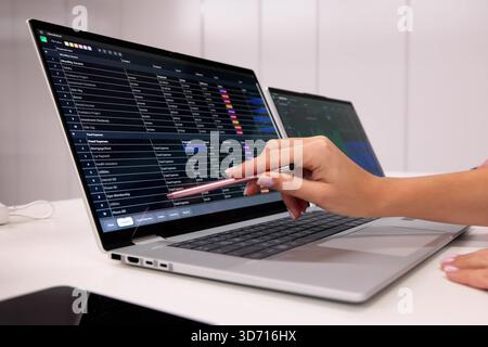 Due giovani professionisti verificano i dati di fatturazione medica sul computer dell'ufficio. Foto Stock