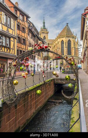 Decorazioni natalizie nella città vecchia, Colmar, Haut-Rhin, Grand Est, Francia Foto Stock
