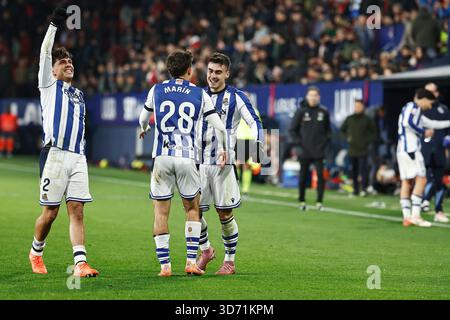 Pamplona, Spagna. 22 novembre 2025. Ander Barrenetxea (Sociedad) calcio: Barrenetxea festeggia con i giocatori della squadra dopo il gol che ha segnato durante la partita spagnola "la Liga EA Sports" tra CA Osasuna - Real Sociedad all'Estadio El Sadar di Pamplona, Spagna. Crediti: Mutsu Kawamori/AFLO/Alamy Live News Foto Stock