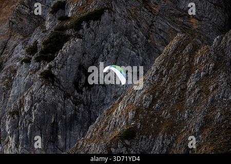 Parapendio contro le scogliere Wilder Kaiser Foto Stock