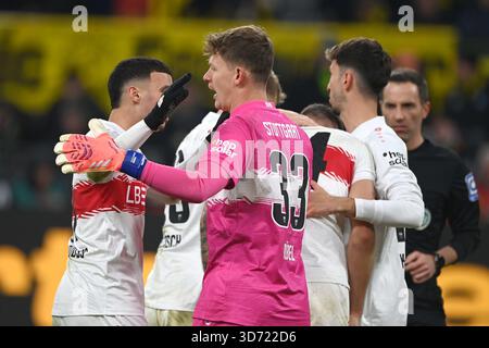 Celebrazione finale VfB Stoccarda, Bilal EL KHANNOUSS (S), portiere Alexander NUEBEL (Nübel) (S), Atakan KARAZOR (S), celebrazione, tifo, gioia, Ciao, calcio 1. Bundesliga, giorno 11, giorno 11, Borussia Dortmund (DO) - VfB Stoccarda (S). 3-3 o Foto Stock