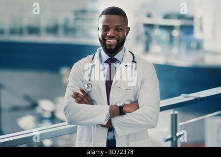 Ritratto di bel sorridente medico afroamericano Foto Stock