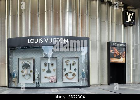Singapore, Singapore - 1 maggio 2025: Il negozio Louis Vuitton su Orchard Road presenta eleganti accessori di lusso esposti in una disposizione artistica Foto Stock