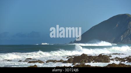 Owhiro Bay, Wellington, nuova Zelanda - 2 agosto 2025: Il traghetto Inter Islander aggira Red Rocks Foto Stock