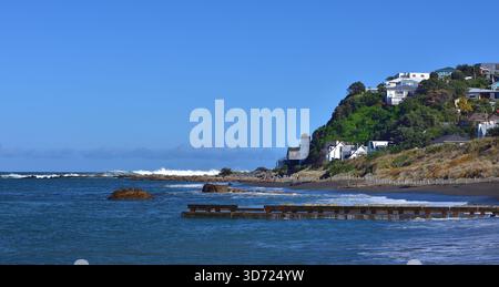 Island Bay, Wellington, nuova Zelanda - 2 agosto 2025: Onde di tempesta che si infrangono nel promontorio Foto Stock