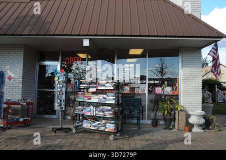 OCOEE/ORLANDO / FLORIDA / STATI UNITI - 1 DICEMBRE 2017.  Negozio di scaffali per libri e periodo natalizio nel villaggio americano. Foto.Francis Dean/Dean Pictures Foto Stock