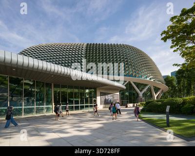 Esplanade - Theatres on the Bay è un centro per le arti dello spettacolo situato nel centro di Singapore vicino alla foce del fiume Singapore Foto Stock