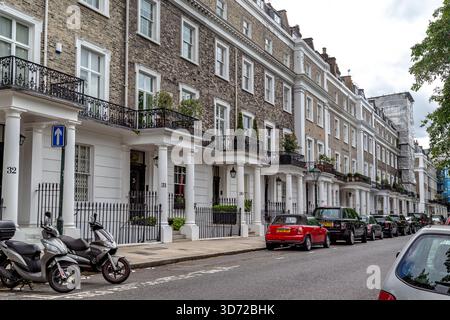 LONDRA, GRAN BRETAGNA - 10 MAGGIO 2014: Questo è un tipico sviluppo dei primi anni del XIX secolo a Thurloe Square, South Kensington. Foto Stock