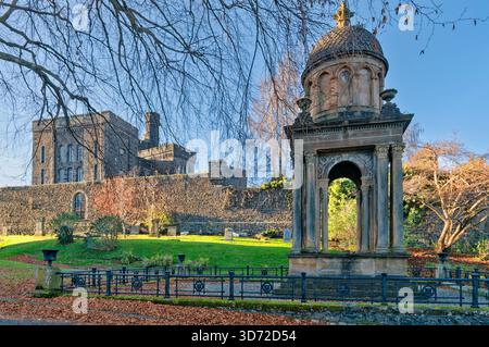 Stirling City Scotland Erskine Monument presso la chiesa di Marykirk in St John Street e la prigione della città vecchia Foto Stock