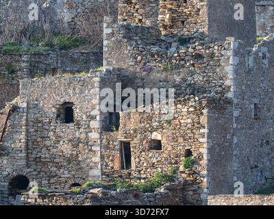 Parte del villaggio abbandonato di Vathia che si affaccia sul Mediterraneo nelle profonde mani, Laconia, Peloponneso Foto Stock