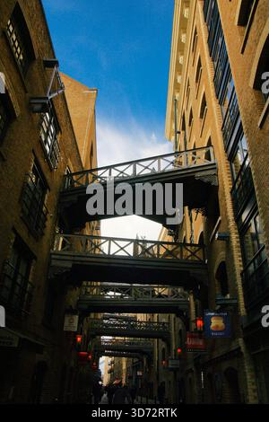 Londra, Regno Unito – 24 ottobre 2010: Passerelle sopraelevate collegano edifici storici in mattoni nel Tamigi Shad Foto Stock