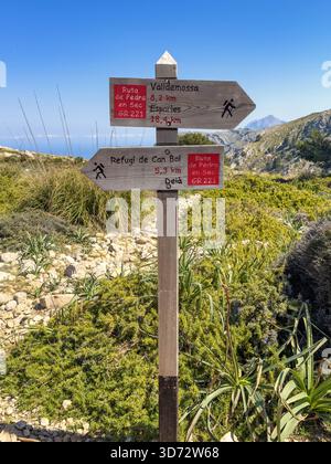 Cartello segnaletico per il percorso GR 221 Ruta de pedra en sec sulle montagne della Serra de tramuntan a Maiorca Foto Stock