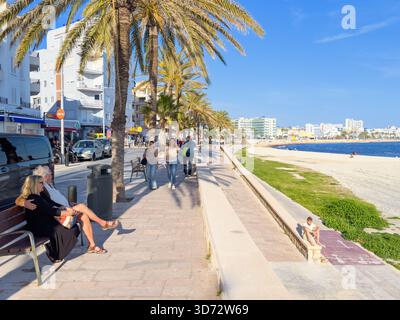 Le persone sedute su una panchina accanto a una passerella a CAN Pastilla a Maiorca Foto Stock
